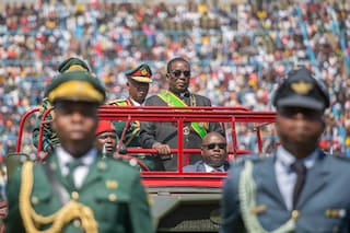 Presidente de Zimbabue, de 83 años, firma ley para retrasar elecciones y ampliar su mandato