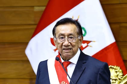 Presidente interno de Perú nombra a exministra de economía como jefa de gabinete