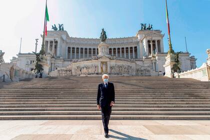 El presidente de Italia, Sergio Mattarella, celebró en forma inédita el 75 aniversario de la Liberación con barbijo y en solitario