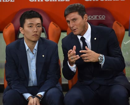 Presidente y vicepresidente de Inter, pero de orígenes muy distintos: Steven Zhang, de 29 años, hijo de Zhang Jindong, el multimillonario chino fundador de la empresa Suning, escucha a Zanetti, la leyenda viva del club de Milán
