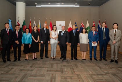 Presidente y vicepresidente de la Cámara con Diana Mondino y embajadores de Asia y Oceanía