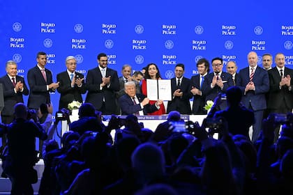 Presidentes posan con el presidente de Estados Unidos, Donald Trump (centro), sosteniendo un acta fundacional firmada en la reunión del "Consejo de la Paz" durante la reunión anual del Foro Económico Mundial (FEM) en Davos el 22 de enero de 2026