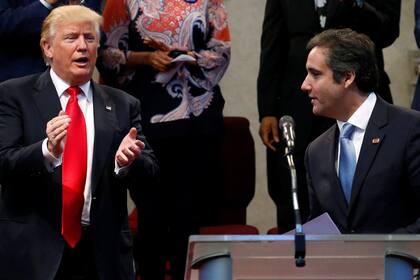 Presionado por la Justicia, Michael Cohen difundió un audio en el que habla con el magnate para comprar el silencio de una conejita de Playboy; postergan la reunión con Putin