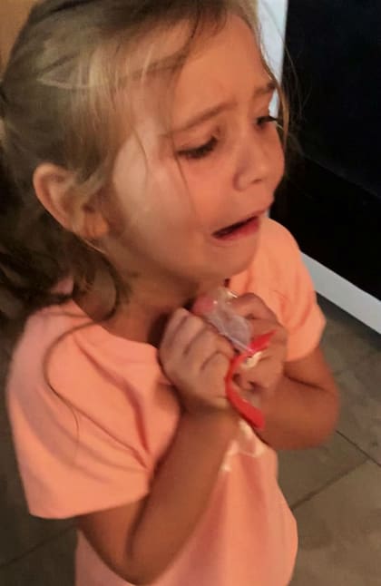 Presleigh llora con su nueva "cartuchera" entre las manos