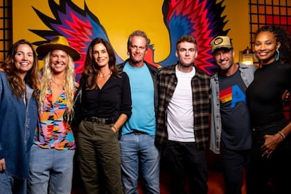 Presley Gerber junto a sus padres y miembros de la organización We Are Enough, en junio pasado