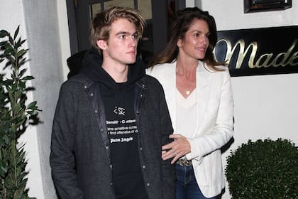 Diez días antes de la muerte de su hijo, la supermodelo había hablado sobre el desafío de correrse y darles espacio a sus hijos ya adultos: “De repente pensás: ‘Bueno, tengo que dar un paso atrás’”