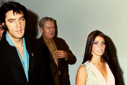 Presley y Priscilla en 1970, acompañados por el padre del músico, Vernon Presley