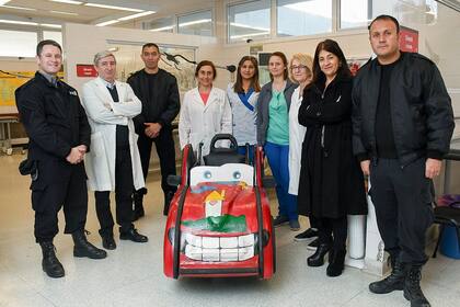 Presos armaron una silla de ruedas con la forma del personaje "Rayo McQueen" de la película Cars