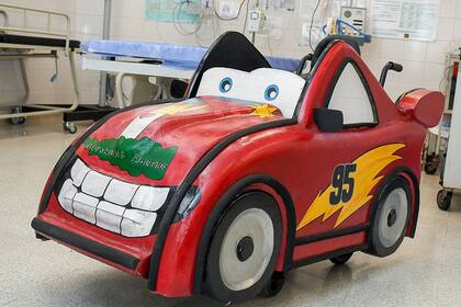 Presos armaron una silla de ruedas con la forma del personaje "Rayo McQueen" de la película Cars