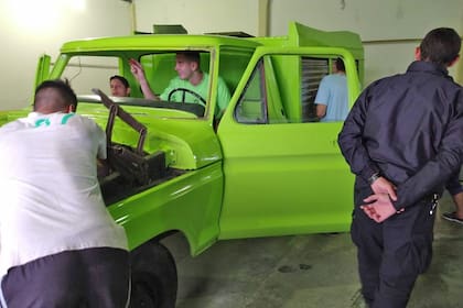 Presos de una cárcel de La Plata restauraron un autobomba de los bomberos voluntarios