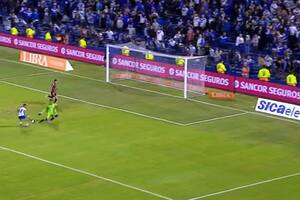 Prestianni engancha ante Ledesma y se dispone a marcar el cuarto de Vélez