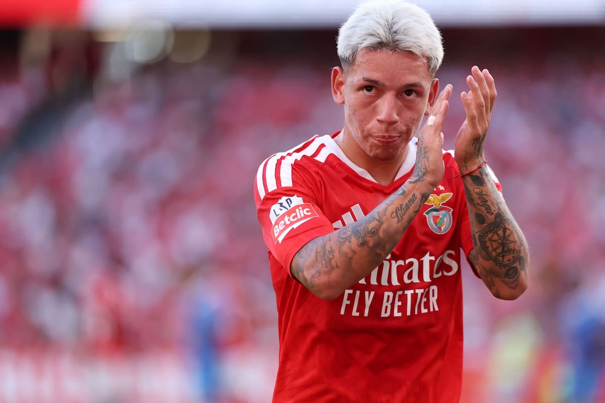 Prestianni saluda a los hinchas de Benfica