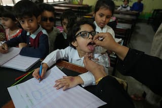 Presuntos milicianos matan a policía que escoltaba a un equipo antipolio en Pakistán