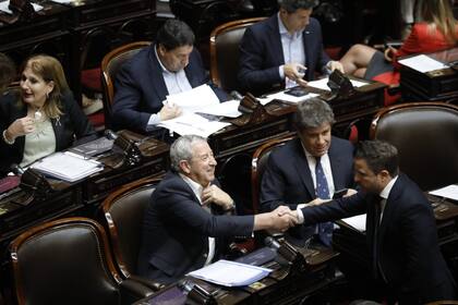 Presupuesto 2023: Julio Cobos saluda a Martín Tetaz, con Facundo Manes de fondo