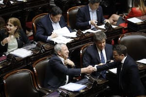 Presupuesto 2023: Julio Cobos saluda a Martín Tetaz, con Facundo Manes de fondo