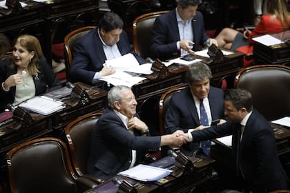 Presupuesto 2023: Julio Cobos saluda a Martín Tetaz, con Facundo Manes de fondo