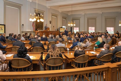 Presupuesto en disputa: tres versiones compiten (la del gobernador, la del Senado y la de la Cámara baja) para definir gasto estatal 2025-2026 en SB 2500