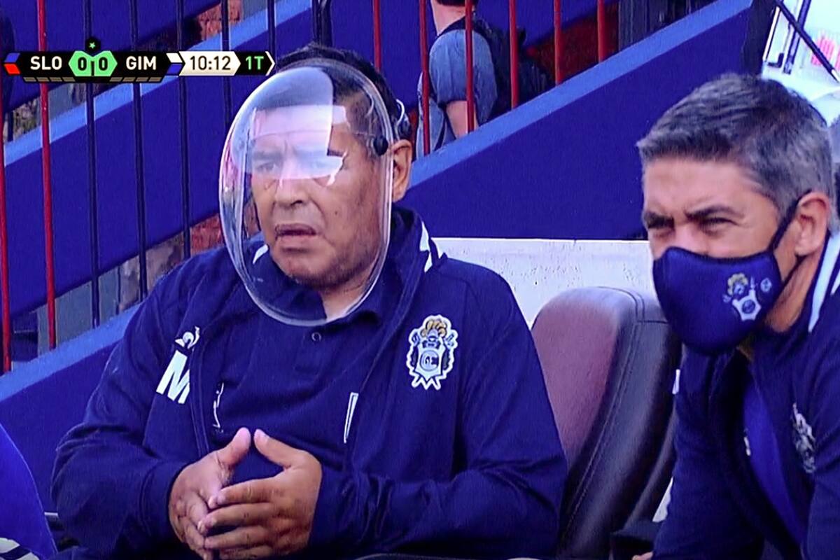 Pretemporada: Diego Maradona apareció con una máscara en el amistoso entre San Lorenzo y Gimnasia