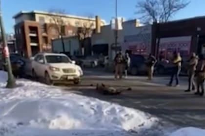 Pretti yace muerto en el suelo y los agentes federales le están apuntando