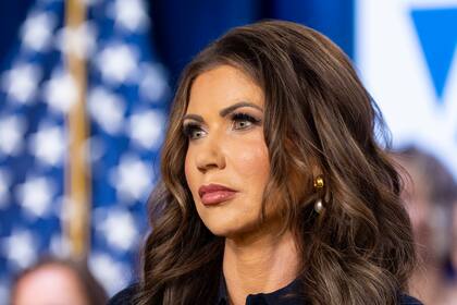 Prevén protestas contra Noem en universidad de Dakota del Sur