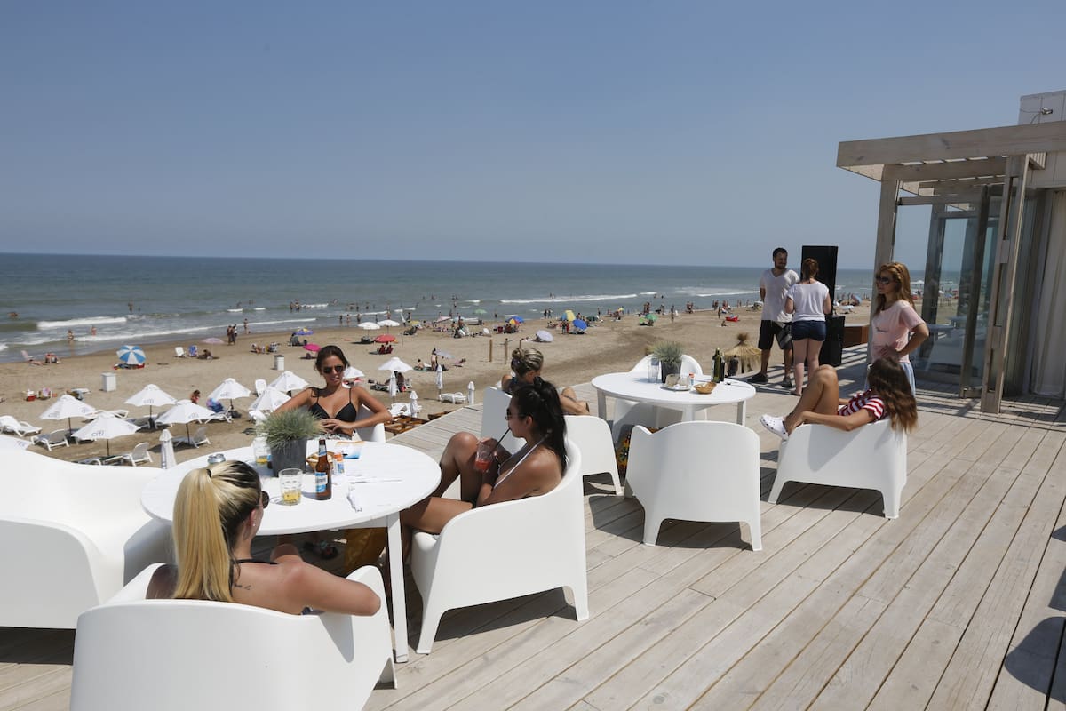 Prevén que los turistas que antes vacacionaban en los balnearios del exterior opten por las playas argentinas, como Pinamar