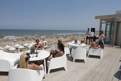 Prevén que los turistas que antes vacacionaban en los balnearios del exterior opten por las playas argentinas, como Pinamar