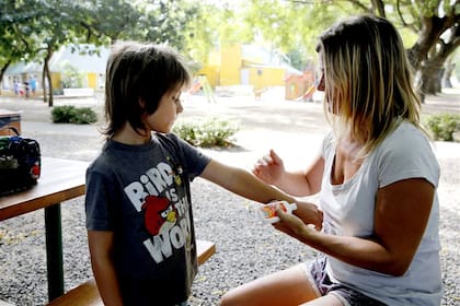 PREVENCIÓN. Una postal que se repetirá durante el verano: usar repelente como una de las mejores maneras para prevenir el dengue, el zika y el chikungunya, tres de las enfermedades que transmite el mosquito Aedes aegypti. De hecho, ayer, en una colonia de vacaciones en San Isidro, Mateo dejaba qu