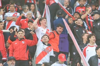 River vs. Belgrano: el estadio Mario Kempes va tomando temperatura para la gran definición del Apertura