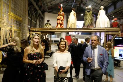Previo a la cena de gala, los invitados -Ana Risconi, Teresa Bulgheroni y Marcelo Scafati entre otros- tuvieron una visita guiada por Colón Fábrica.
