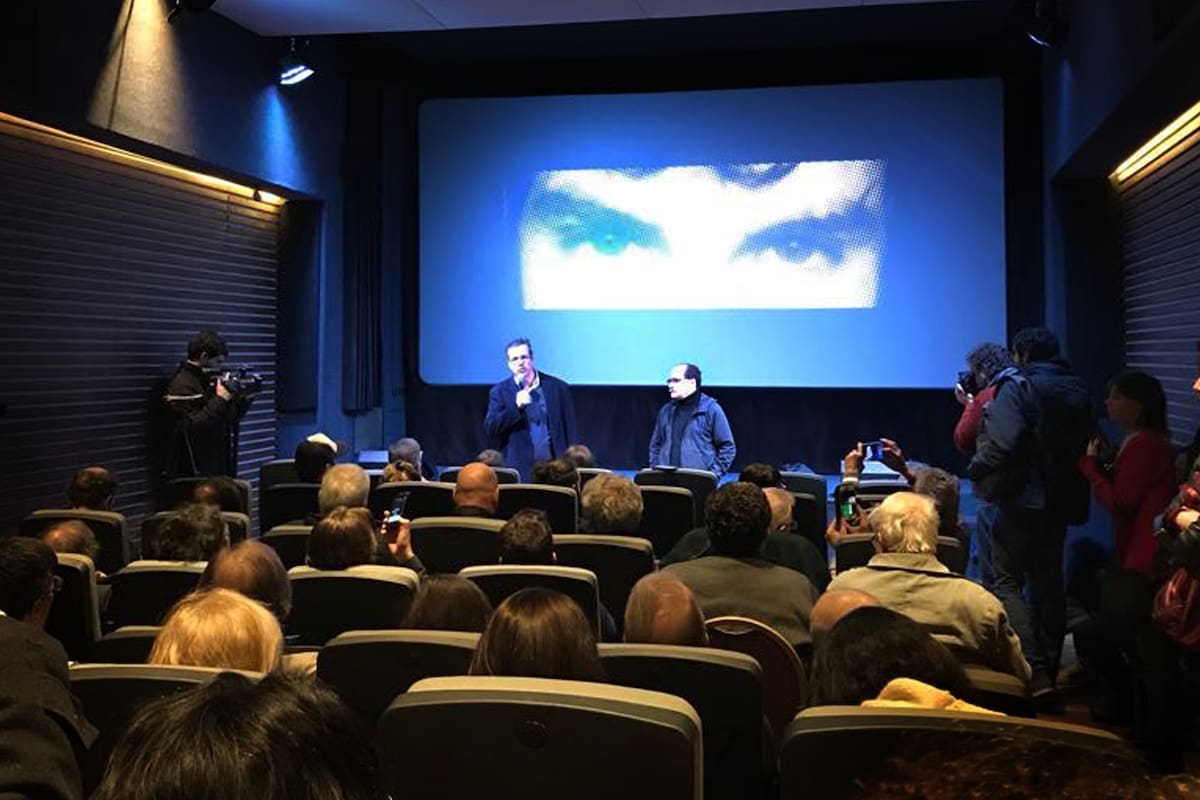 Previo a la proyección, Tristán Bauer y Juan Alonso dentro de la sala donde había unas 100 personas
