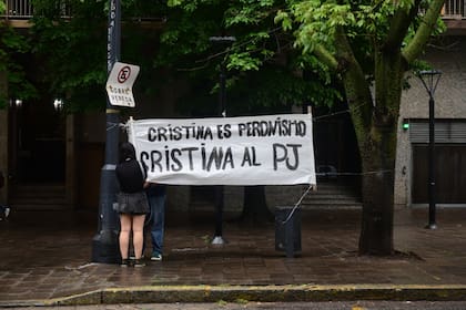 Previo a un acto en La Plata, aparecieron carteles a favor de la candidatura de Cristina Kirchner a la conducción del PJ