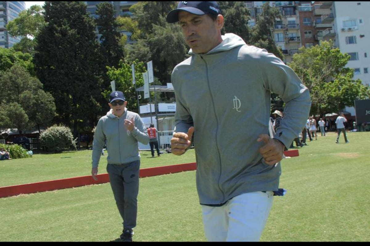 Previo a un partido del Abierto de Palermo, Cambiaso hace los ejercicios precompetitivos, detrás lo acompaña Paidu