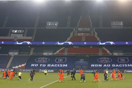 Previo al inicio del encuentro, los futbolistas se arrodillaron en repudio a los actos de racismo