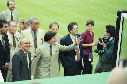 La visita del presidente Carlos Menem al plantel argentino cuando éste hacía el reconocimiento del estadio Giuseppe Meazza, antes del estreno, frente a Camerún.