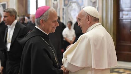 Prevost conversa con el papa Francisco durante un acto oficial (Archivo)