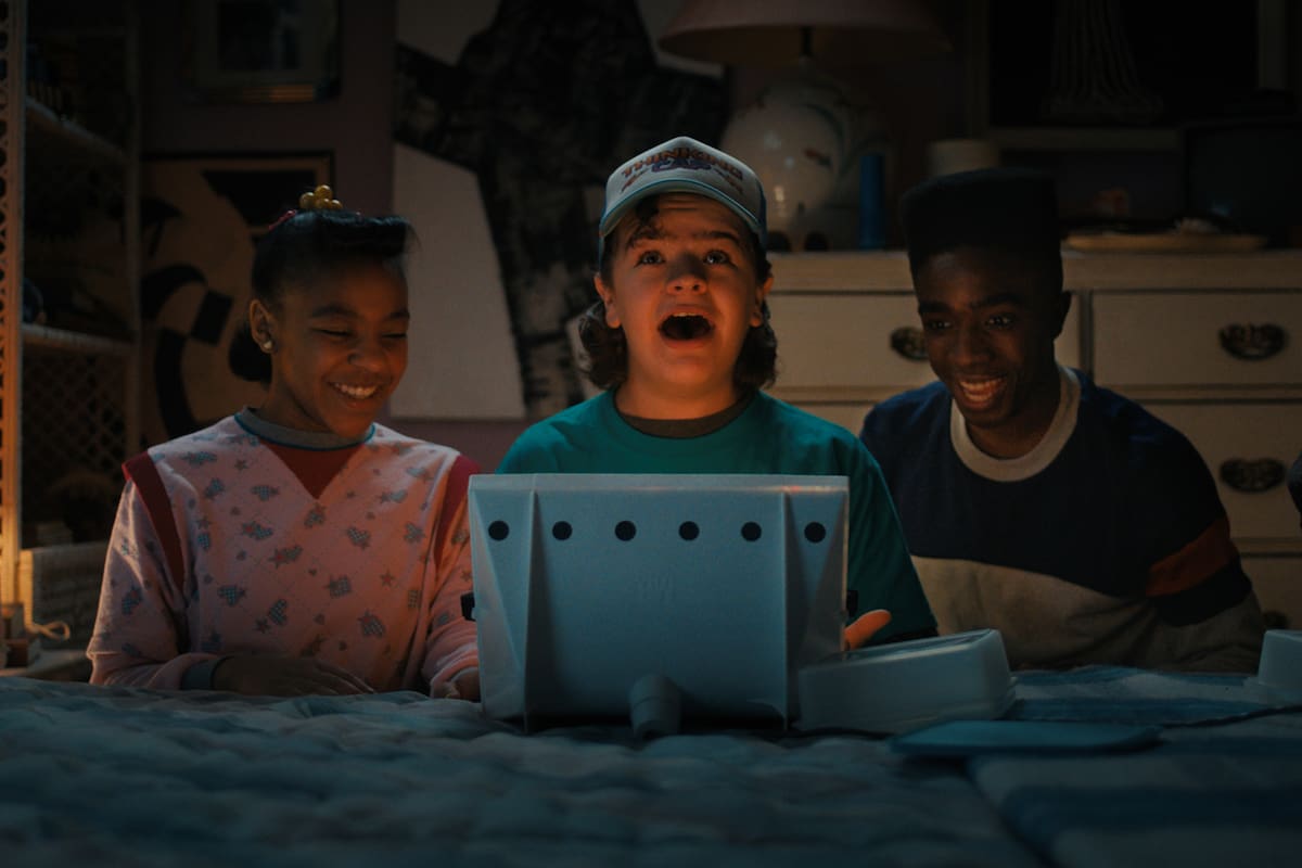 Priah Ferguson (a la izquierda del cuadro) interpreta a Erica Sinclair en Stranger Things (Netflix © 2022)