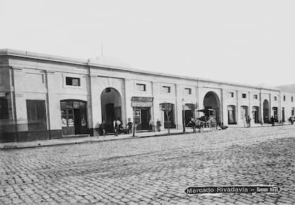 El Mercado Rivadavia fue fundado en 1882. Tenía tres ingresos: Rivadavia al 2349, otro sobre Azcuénaga y el última casi llegando a Bartolomé Mitre