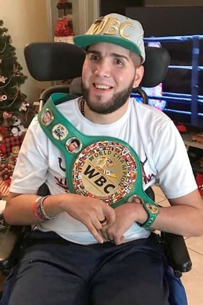 Prichard Colón, con el cinturón honorífico del CMB, durante la etapa de rehabilitación