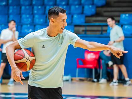 Prigioni tiene en claro el plan para devolver al país a los primeros planos del básquetbol mundial; cree que los jugadores deben tener actividad, estén donde estén, más que formar parte de los principales equipos.