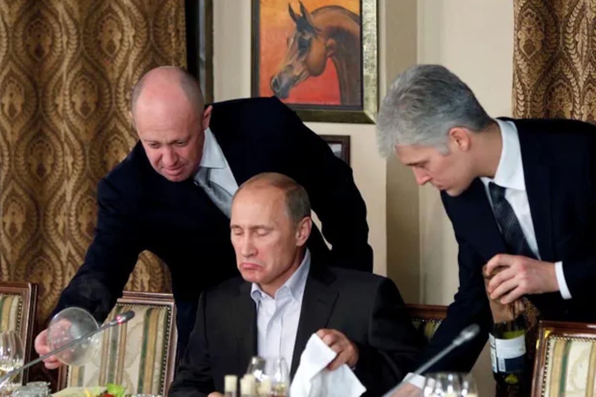 Prigozhin y Vladimir Putin en una cena para periodistas extranjeros en Moscu en 2011