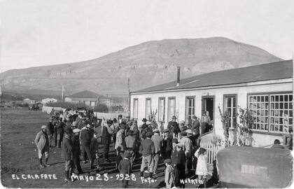 Primer 25 de Mayo luego de la creación formal del pueblo. Retratado por el fotógrafo de Río Gallegos, César Huerta, en el hotel de la familia Pantin Freile. Detrás se ve la comisaría construida por los pobladores y cedida al Estado.