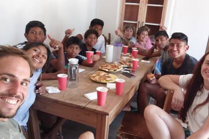 Primer almuerzo en la casa propia: Diego con los hermanos Geréz, en Gualeguay.