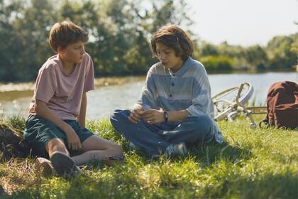 Primer amor de un chico gay es retratado en “Young Hearts”