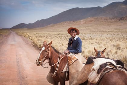 Primer día de cabalgata. Delfín Flores es guía baqueano y conoce muy bien la zona.