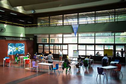 Primer día de clases en la escuela de verano que funciona en la Escuela Número 7 "Niñas de Ayohuma" en el contexto de la pandemia por COVID-19 , Parque Chacabuco, CABA, el 4 de enero de 2021.