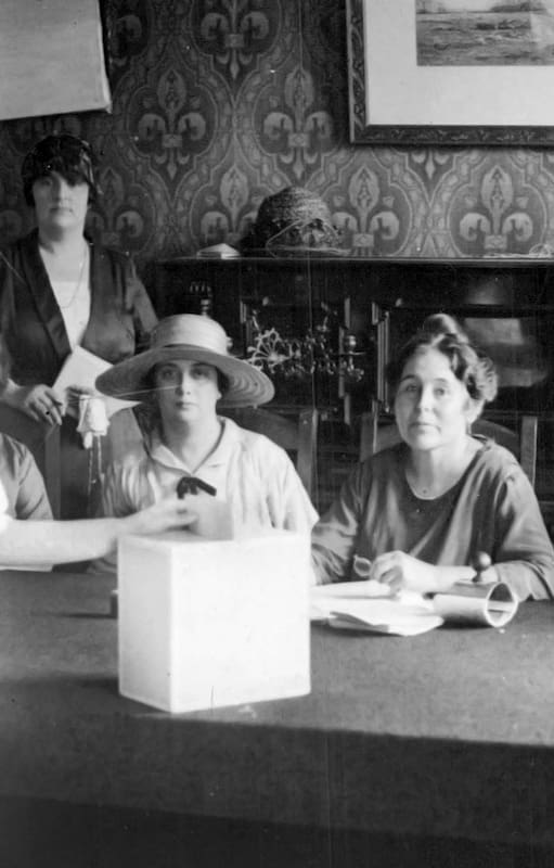 Primer ensayo de voto femenino, en la mesa, al centro, Elvira Rawson de Dellepiane, 1920.