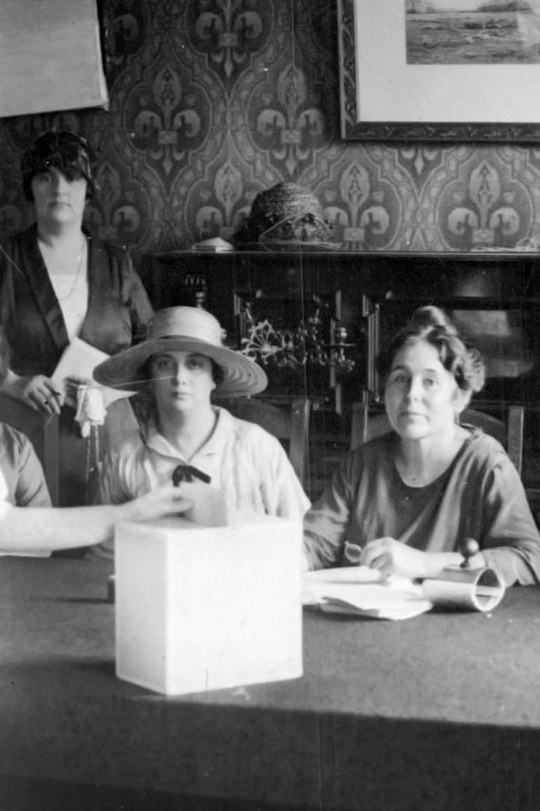 Primer ensayo de voto femenino, en la mesa, al centro, Elvira Rawson de Dellepiane, 1920.