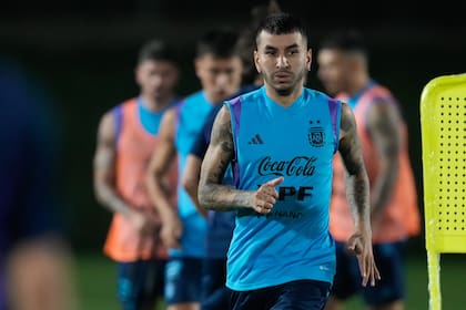 Primer entrenamiento de Ángel Correa con sus compañeros
