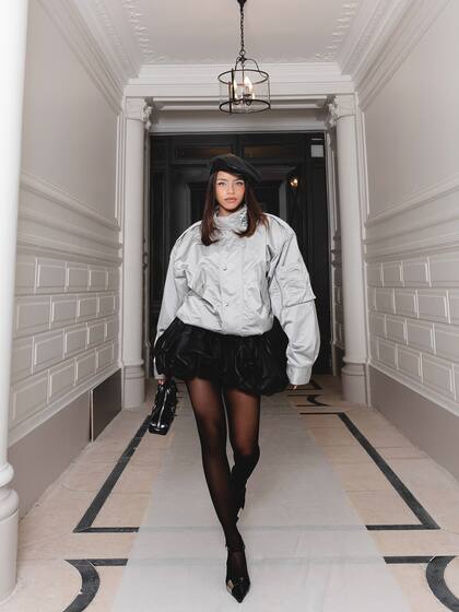 "Primer fashion week in Paris”, escribió Emilia Mernes desde la semana de la moda parisina. La cantante asistió como invitada al desfile de Vaquera