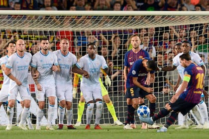 Los jugadores de PSV Eindhoven intentaron impedir el gol de Messi de tiro libre, pero el esfuerzo no alcanzó